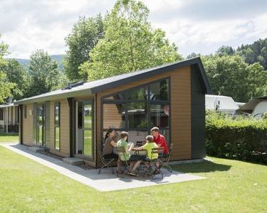 Mobilheim Außenansicht mit Personen (Copyright Camping Kirchzarten)